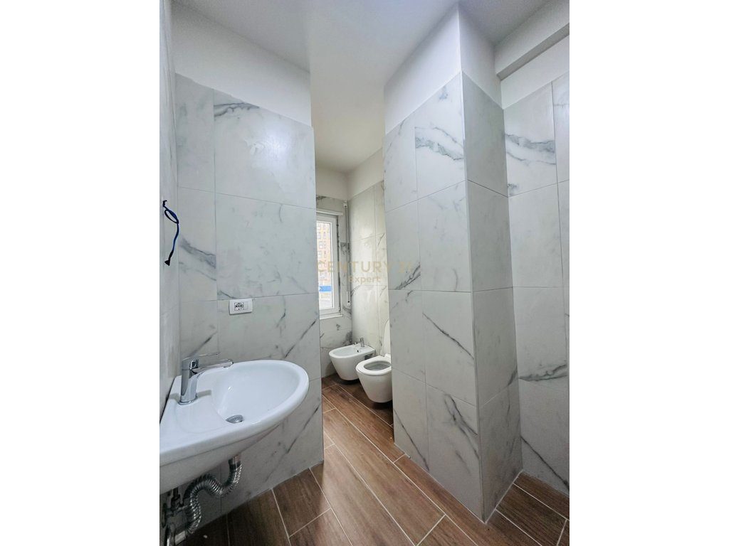 Jepet apartament 1+1 me qira bosh, vetëm për zyra, tek Rruga e Kosovarëve.