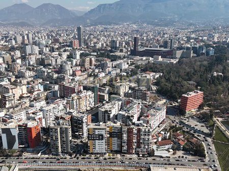Jepet apartament 1+1 me qira bosh, vetëm për zyra, tek Rruga e Kosovarëve.