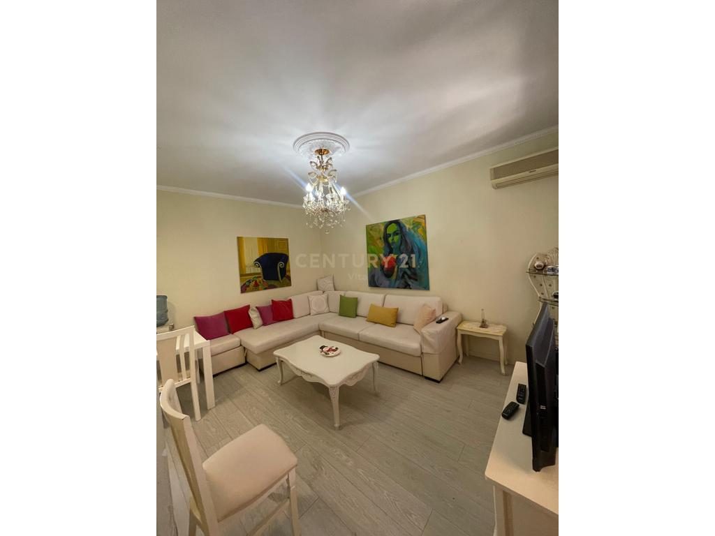 Jepet apartament 2+1 me qira perball gjykates, Durres!