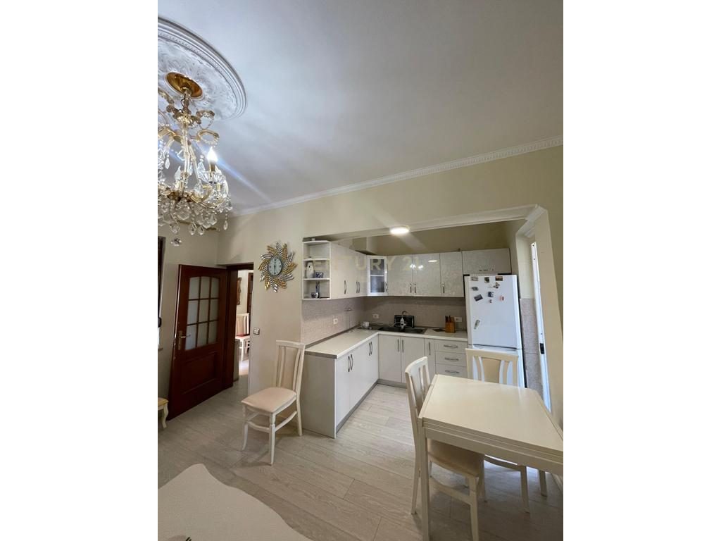 Jepet apartament 2+1 me qira perball gjykates, Durres!