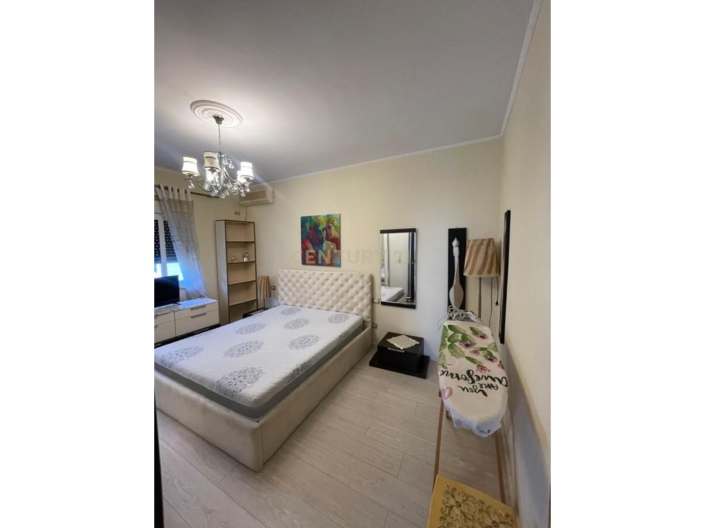 Jepet apartament 2+1 me qira perball gjykates, Durres!