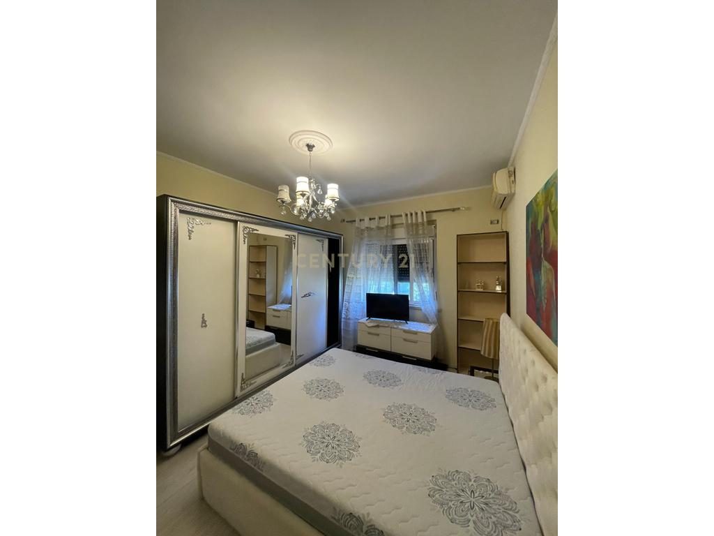 Jepet apartament 2+1 me qira perball gjykates, Durres!