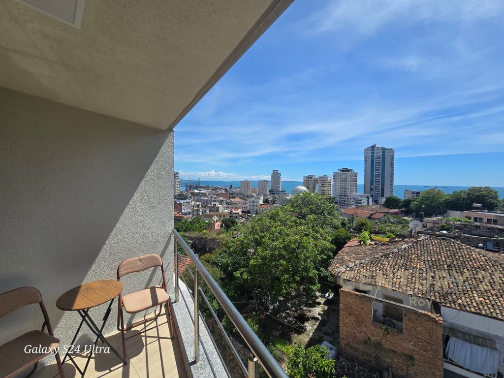 Jepet apartament 2+1 me pamje deti prane xhamise ne Durres qender !