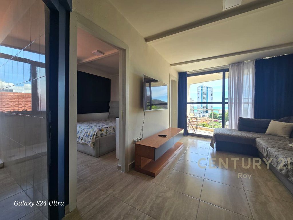 Jepet apartament 2+1 me pamje deti prane xhamise ne Durres qender !