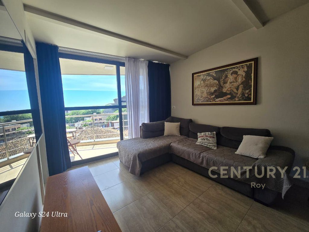 Jepet apartament 2+1 me pamje deti prane xhamise ne Durres qender !