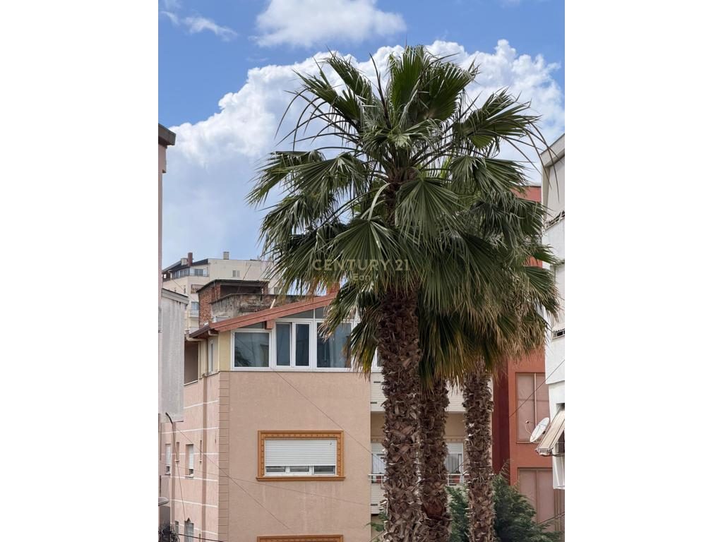 Jepet me qira afatgjate apartament 1+1 me kuzhinë të veçuar,  në Bulevard – Qendra e Durrësit !