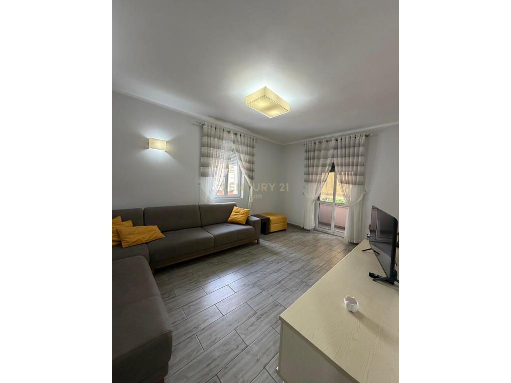 Jepet me qira afatgjate apartament 1+1 me kuzhinë të veçuar,  në Bulevard – Qendra e Durrësit !