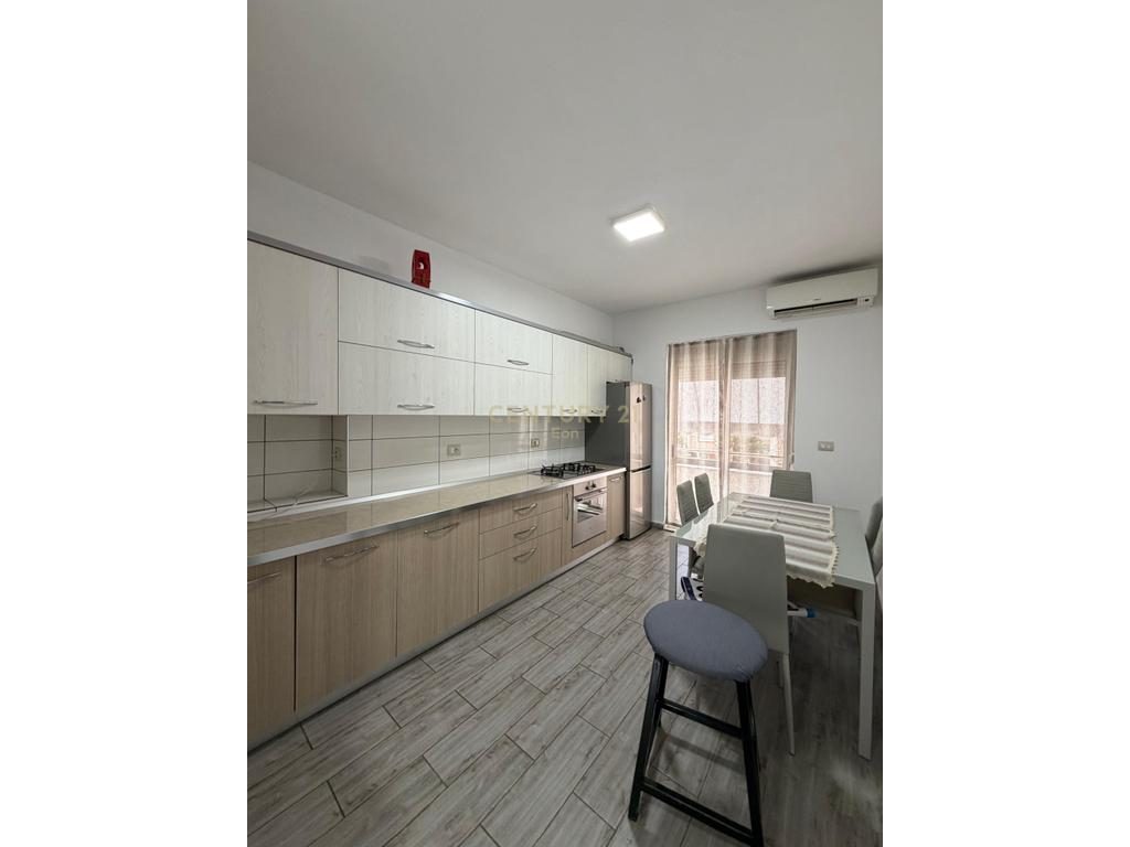 Jepet me qira afatgjate apartament 1+1 me kuzhinë të veçuar,  në Bulevard – Qendra e Durrësit !