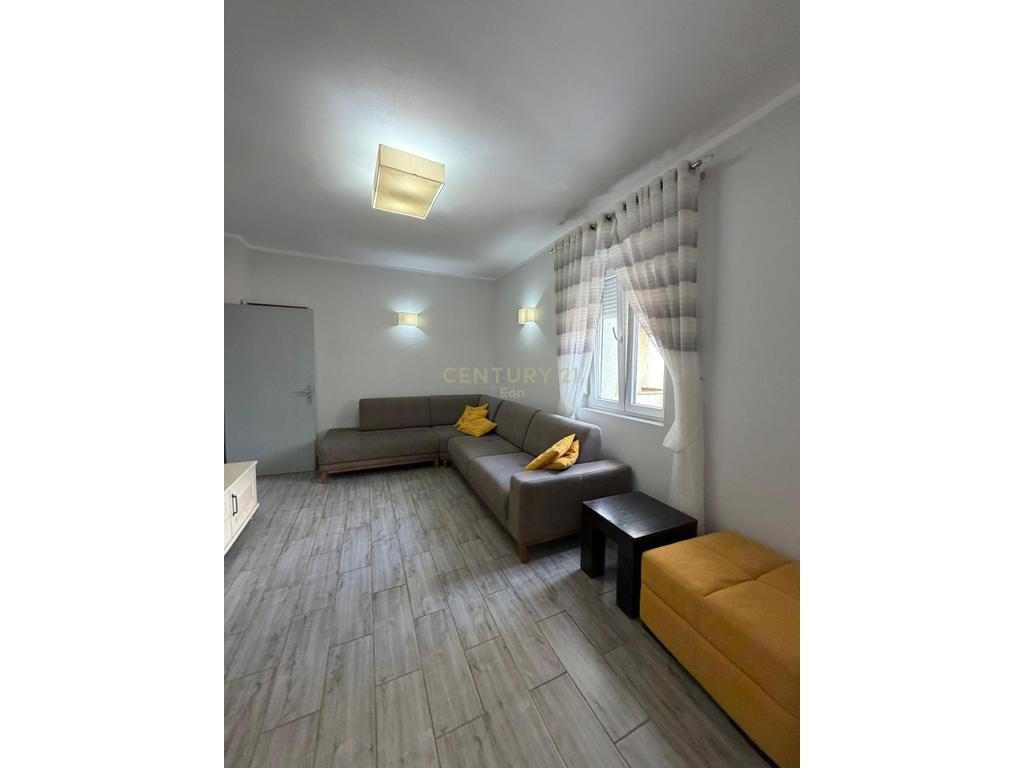 Jepet me qira afatgjate apartament 1+1 me kuzhinë të veçuar,  në Bulevard – Qendra e Durrësit !