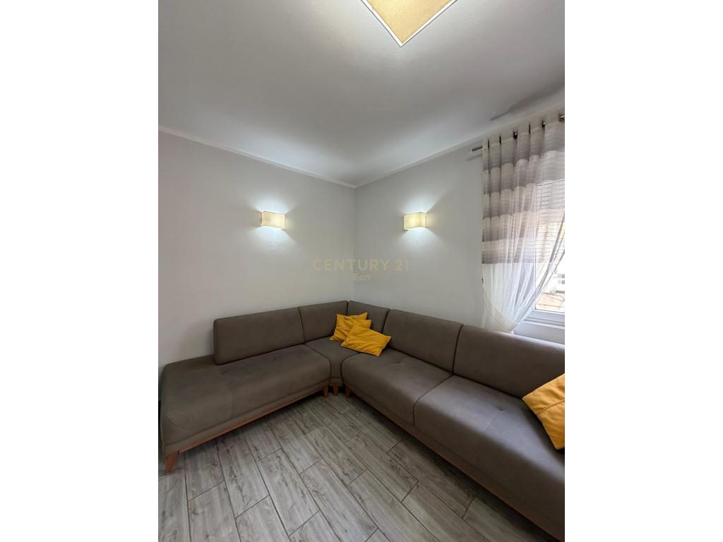 Jepet me qira afatgjate apartament 1+1 me kuzhinë të veçuar,  në Bulevard – Qendra e Durrësit !
