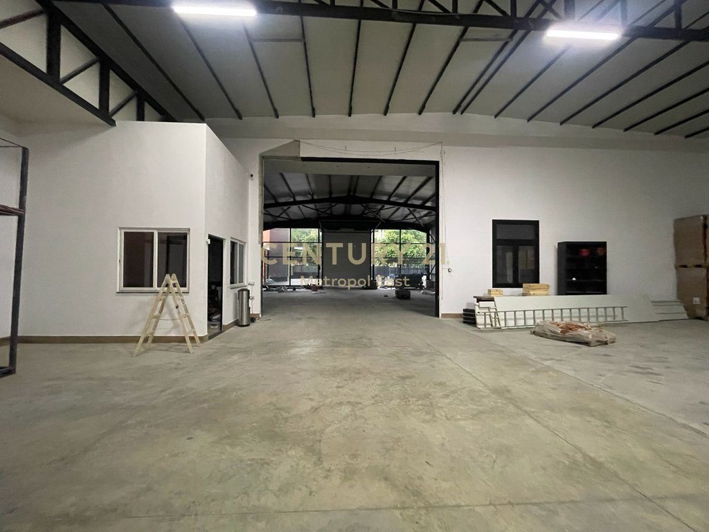 Kapanon Industrial Premium 1100 m² – 3 km nga Qendra e Tiranës