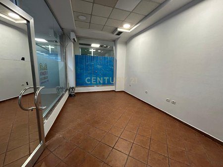 BULEVARDI ZOGU I PARË – DYQAN BUZË RRUGE ME QIRA