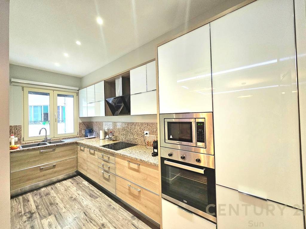 APARTAMENT 2+1+PARKING PER QIRA NE RRUGEN E BARRIKADAVE