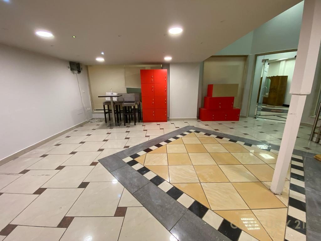 TEK RRUGA E BARRIKADAVE ,QENDRA GALERIA SHESIM NJESI BIZNESI.