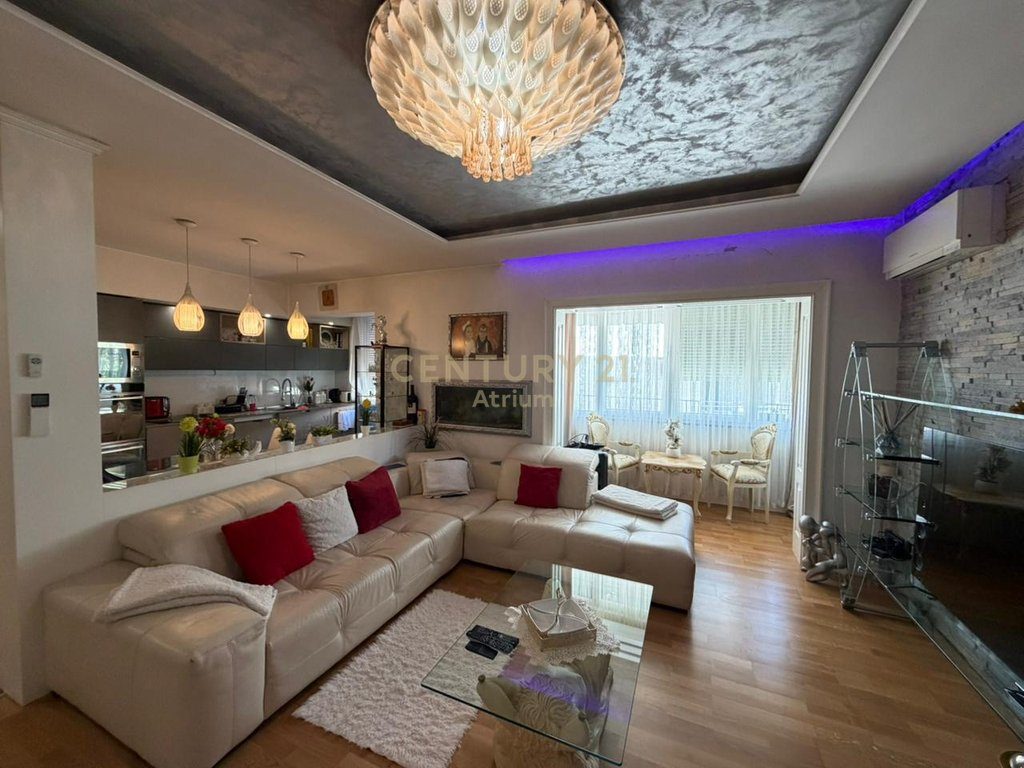 APARTAMENT NE SHITJE 3+1+2+GARAZH+DEPO, NE KOMUNEN E PARISIT PRANE LOG IN BAR!