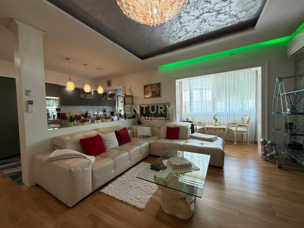APARTAMENT NE SHITJE 3+1+2+GARAZH+DEPO, NE KOMUNEN E PARISIT PRANE LOG IN BAR!