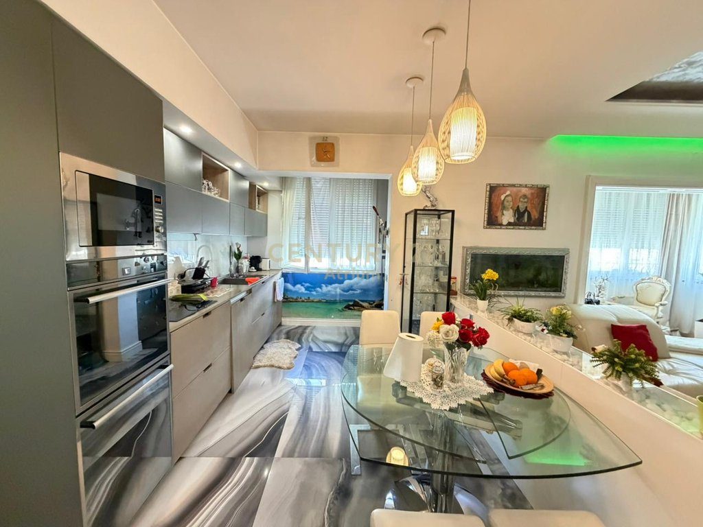 APARTAMENT NE SHITJE 3+1+2+GARAZH+DEPO, NE KOMUNEN E PARISIT PRANE LOG IN BAR!