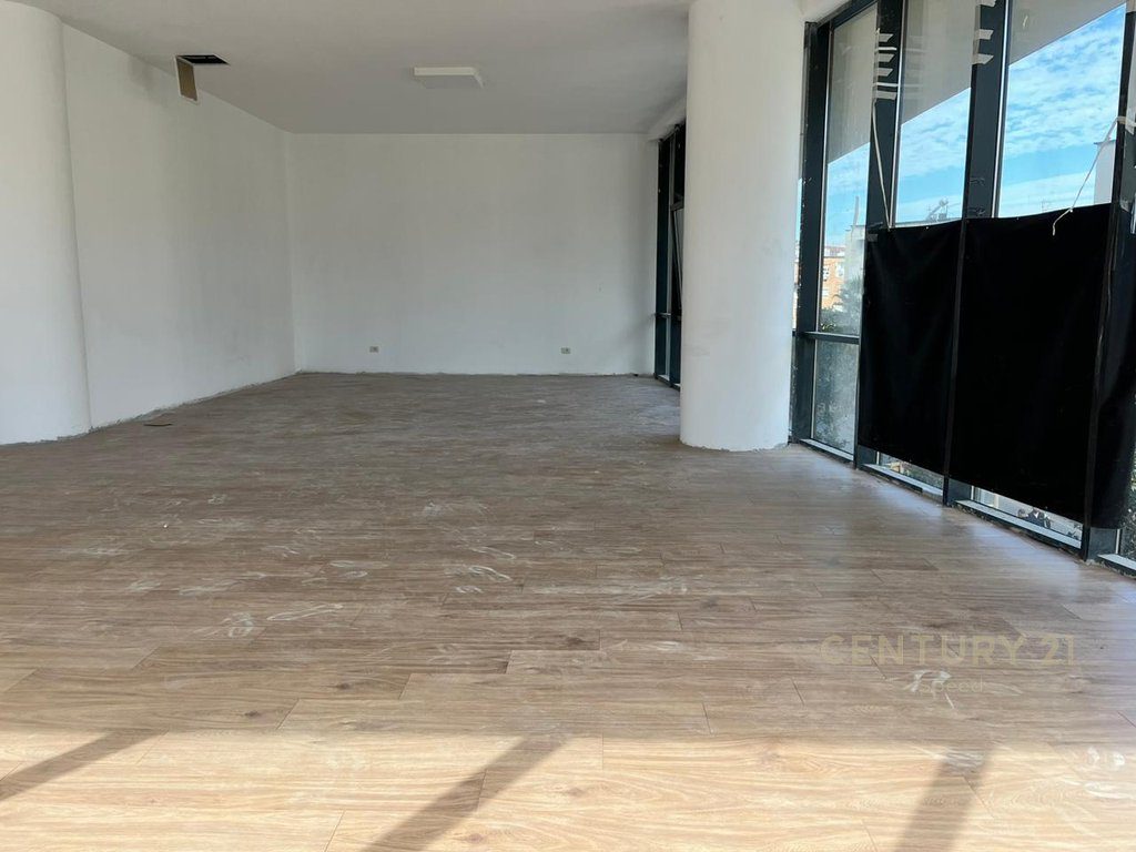 Jepet me qira ambient komercial tek Mine Peza Residence!!