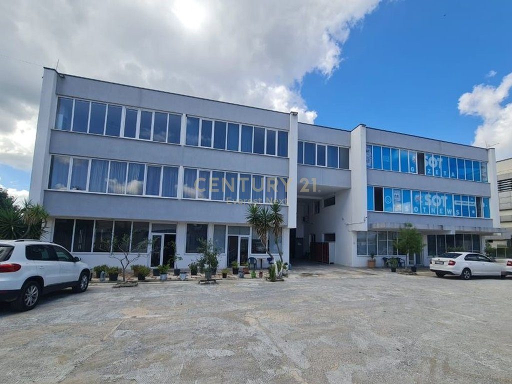 SHITET MAGAZINË INDUSTRIALE DHE OBJEKT OPERACIONAL NË AUTOSTRADËN TIRANË-DURRËS