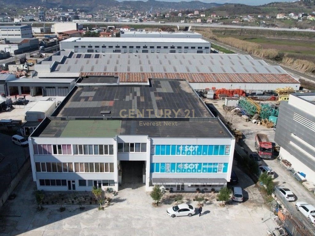 SHITET MAGAZINË INDUSTRIALE DHE OBJEKT OPERACIONAL NË AUTOSTRADËN TIRANË-DURRËS