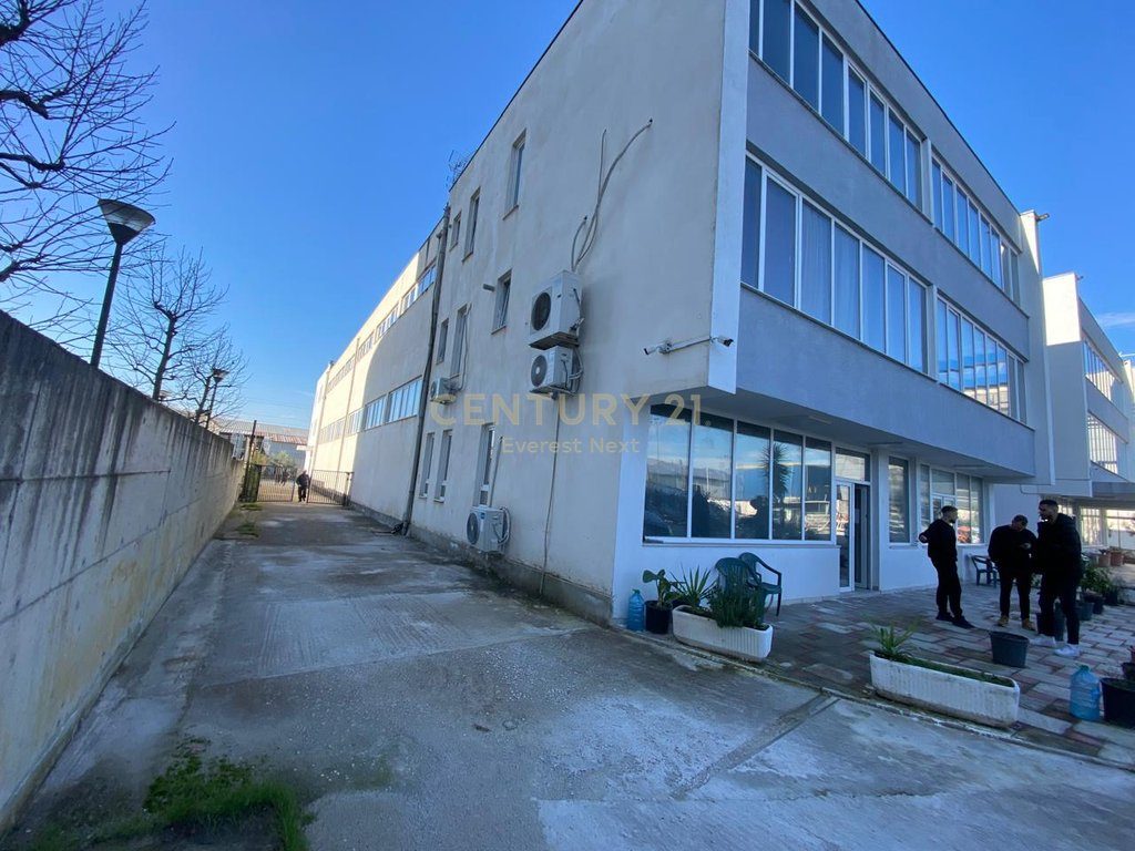 SHITET MAGAZINË INDUSTRIALE DHE OBJEKT OPERACIONAL NË AUTOSTRADËN TIRANË-DURRËS