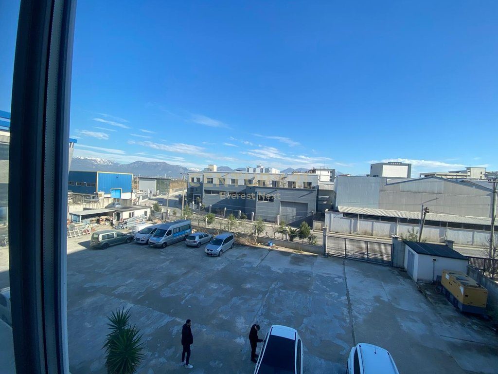 SHITET MAGAZINË INDUSTRIALE DHE OBJEKT OPERACIONAL NË AUTOSTRADËN TIRANË-DURRËS