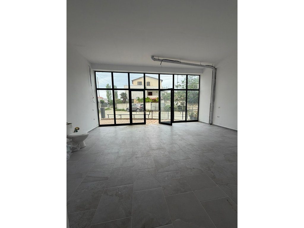 Jepen me qira ambiente biznesi në Lungomare, 45 m² secili ose 94 m² total