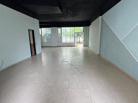 Jepen me qira ambiente biznesi në Lungomare, 45 m² secili ose 94 m² total