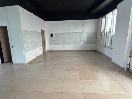 Jepen me qira ambiente biznesi në Lungomare, 45 m² secili ose 94 m² total