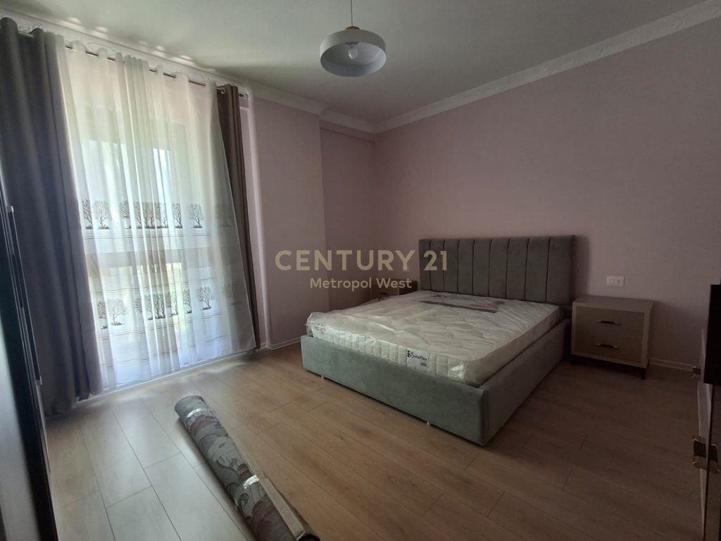 Apartament 1+1+post parkim me qira pranë Bulevardit të Ri!