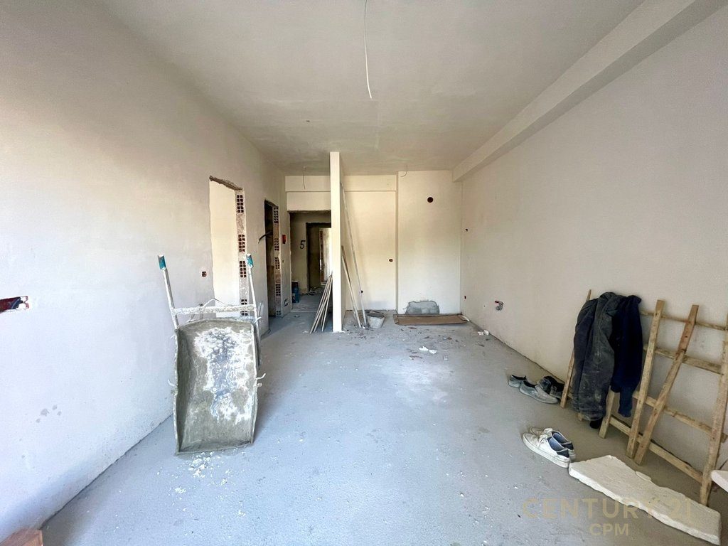 Shitet apartament 1+1 + verand prane Farmacis 10!