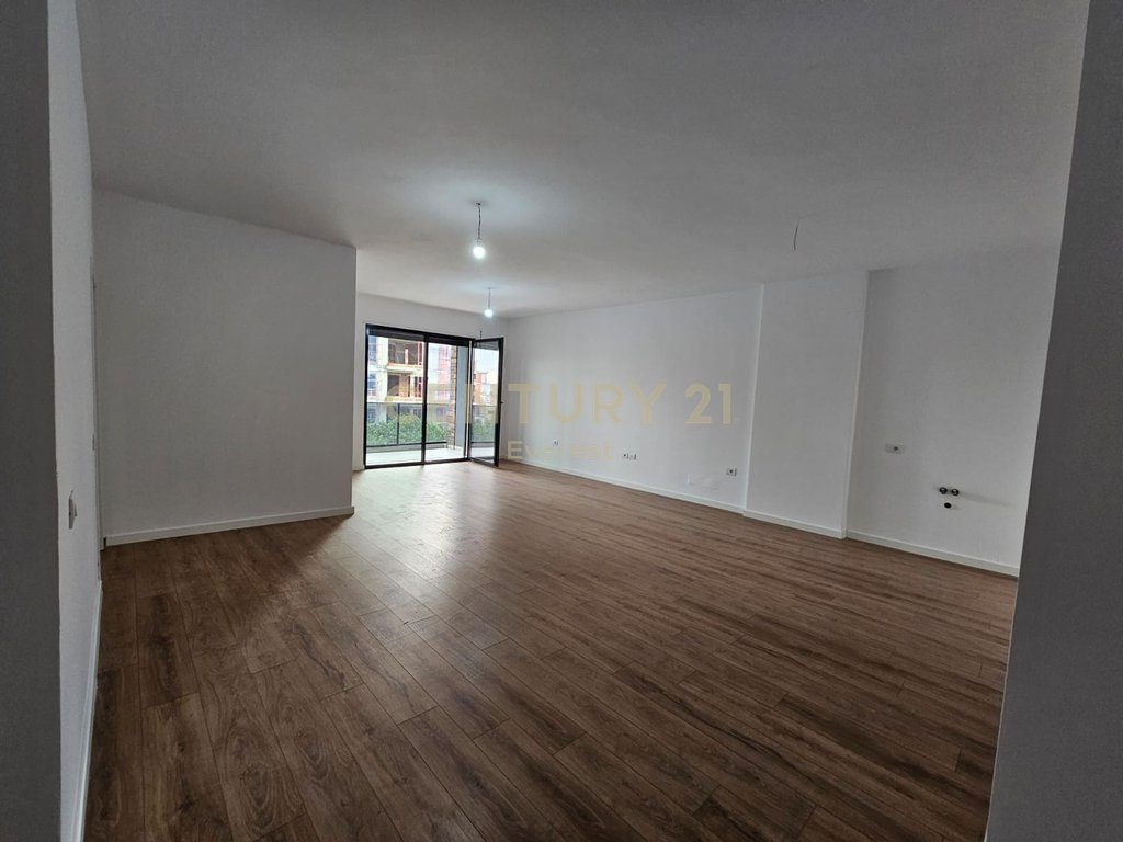 5-MAJI, JAPIM ME QIRA APARTAMENT TE PERSHTATSHEM PER KLINIKE