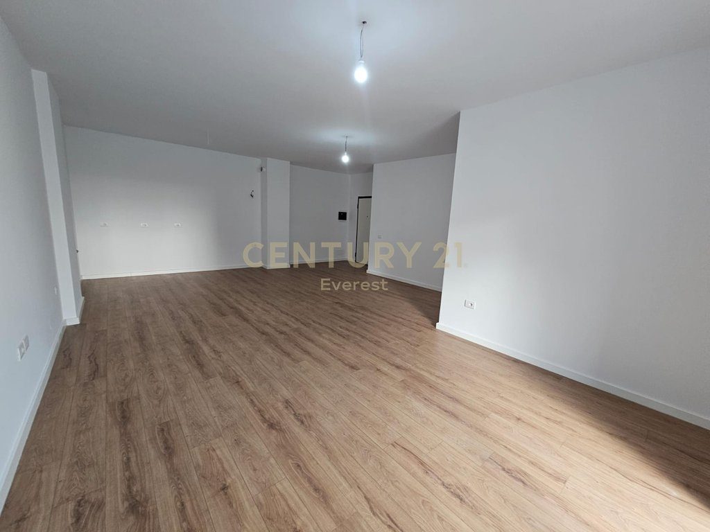 5-MAJI, JAPIM ME QIRA APARTAMENT TE PERSHTATSHEM PER KLINIKE