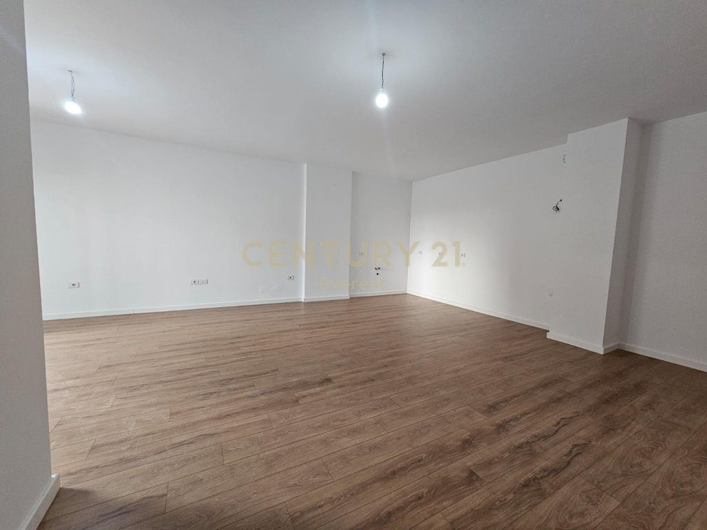 5-MAJI, JAPIM ME QIRA APARTAMENT TE PERSHTATSHEM PER KLINIKE