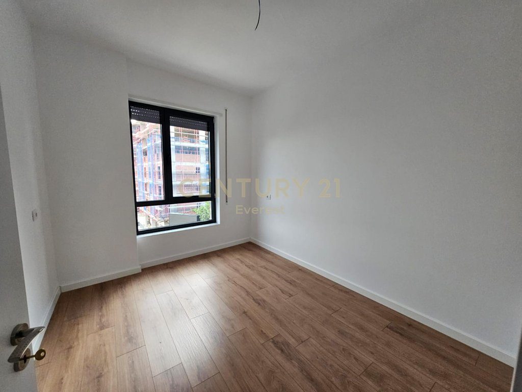 5-MAJI, JAPIM ME QIRA APARTAMENT TE PERSHTATSHEM PER KLINIKE
