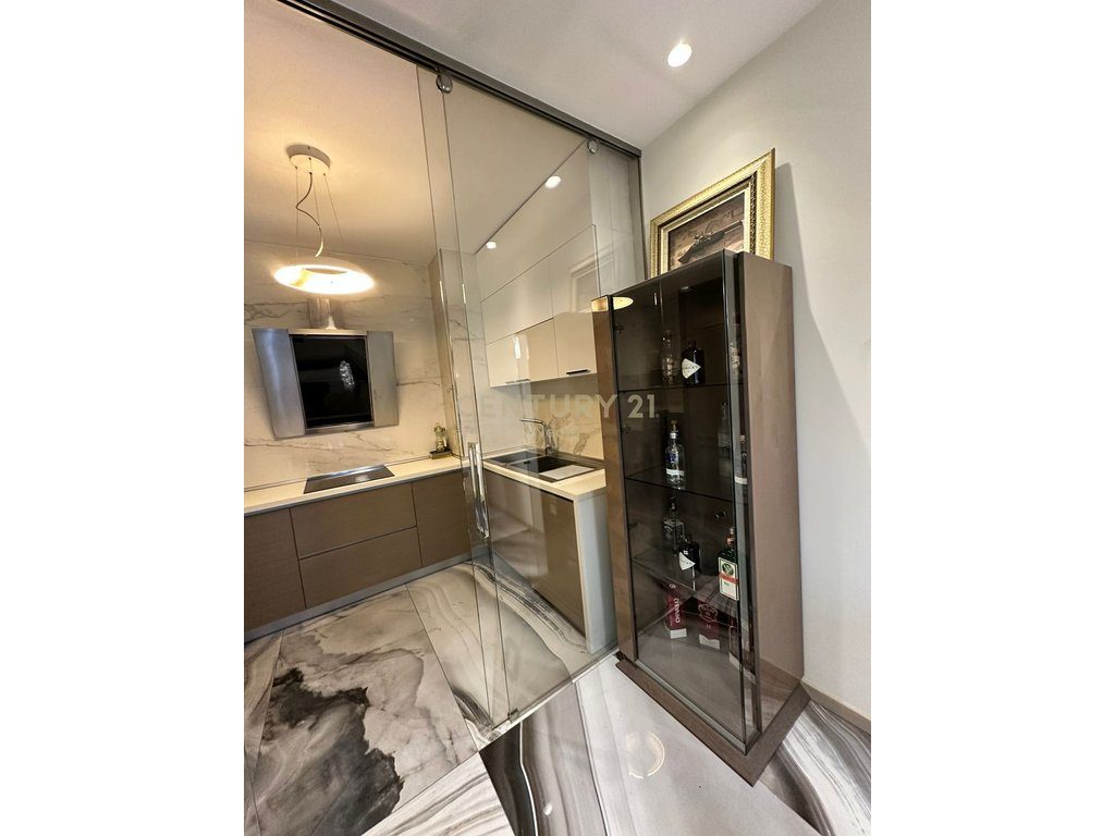 Jepet me qira apartament luksoz 1+1 tek Ring Center – Tiranë