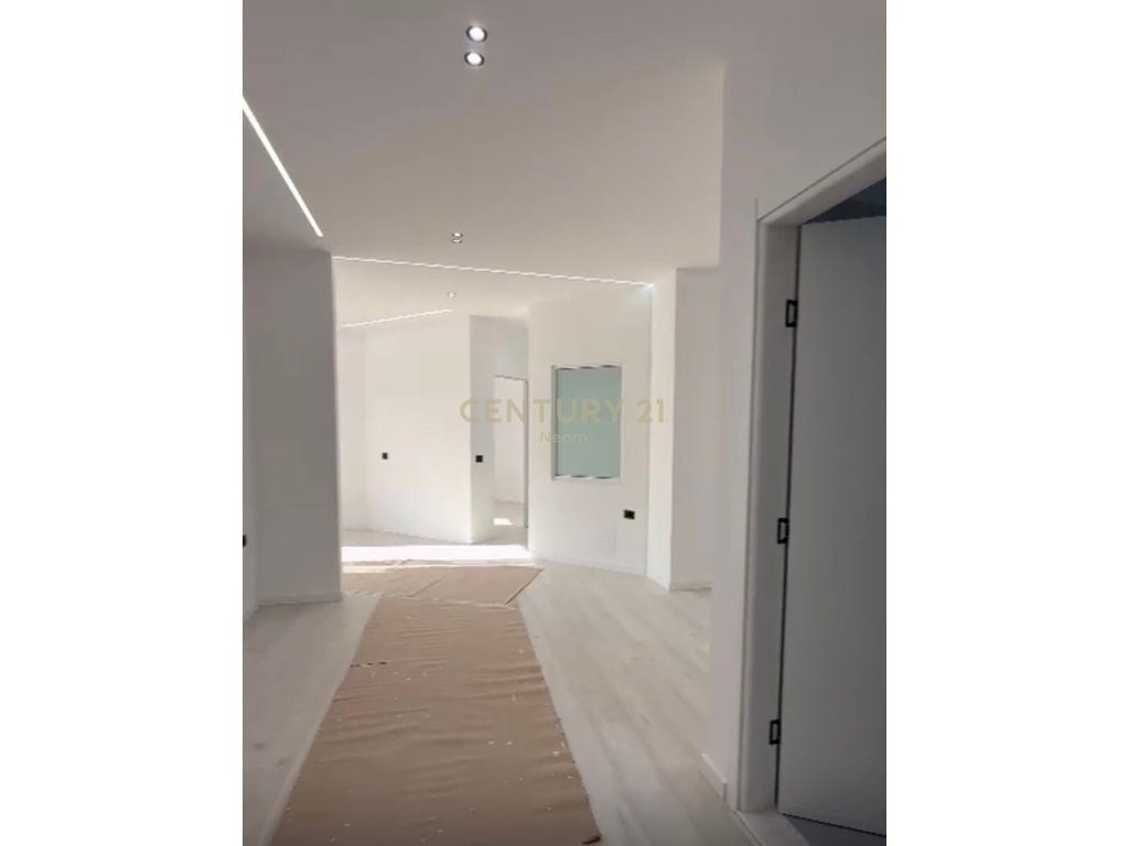 Shitet apartament 2+1 me verande  në Lungomare, Vlorë – një mundësi perfekte për banim ose investim! - Century 21 Albani...