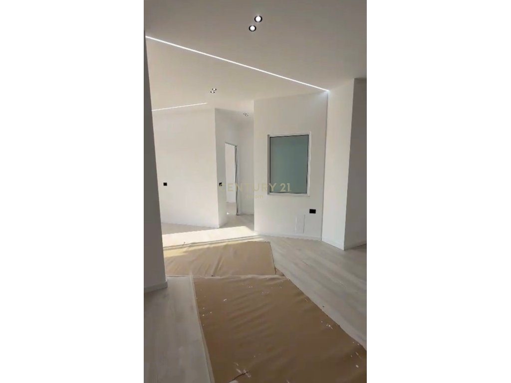 Shitet apartament 2+1 me verande  në Lungomare, Vlorë – një mundësi perfekte për banim ose investim! - Century 21 Albani...