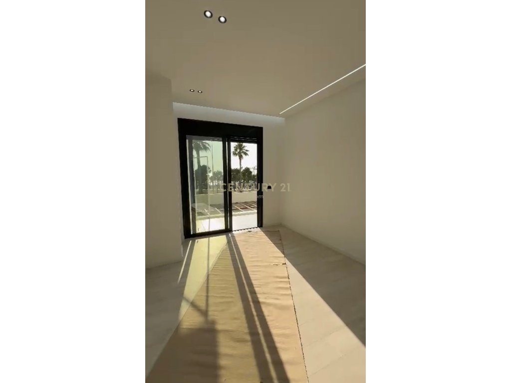 Shitet apartament 2+1 me verande  në Lungomare, Vlorë – një mundësi perfekte për banim ose investim! - Century 21 Albani...