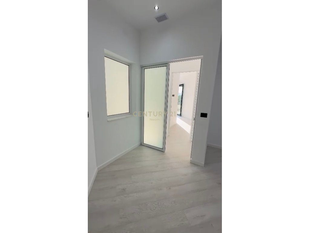 Shitet apartament 2+1 me verande  në Lungomare, Vlorë – një mundësi perfekte për banim ose investim! - Century 21 Albani...