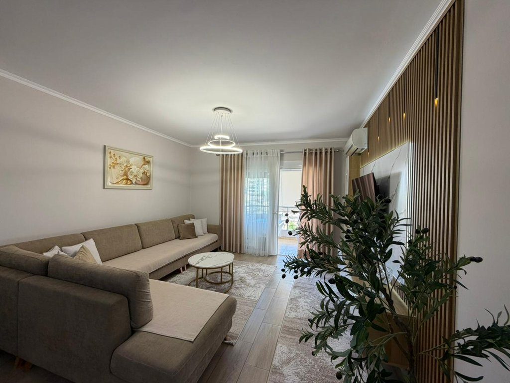 SARANDE, SHESIM APARTAMENT 2+1+2 ME PAMJE NGA DETI