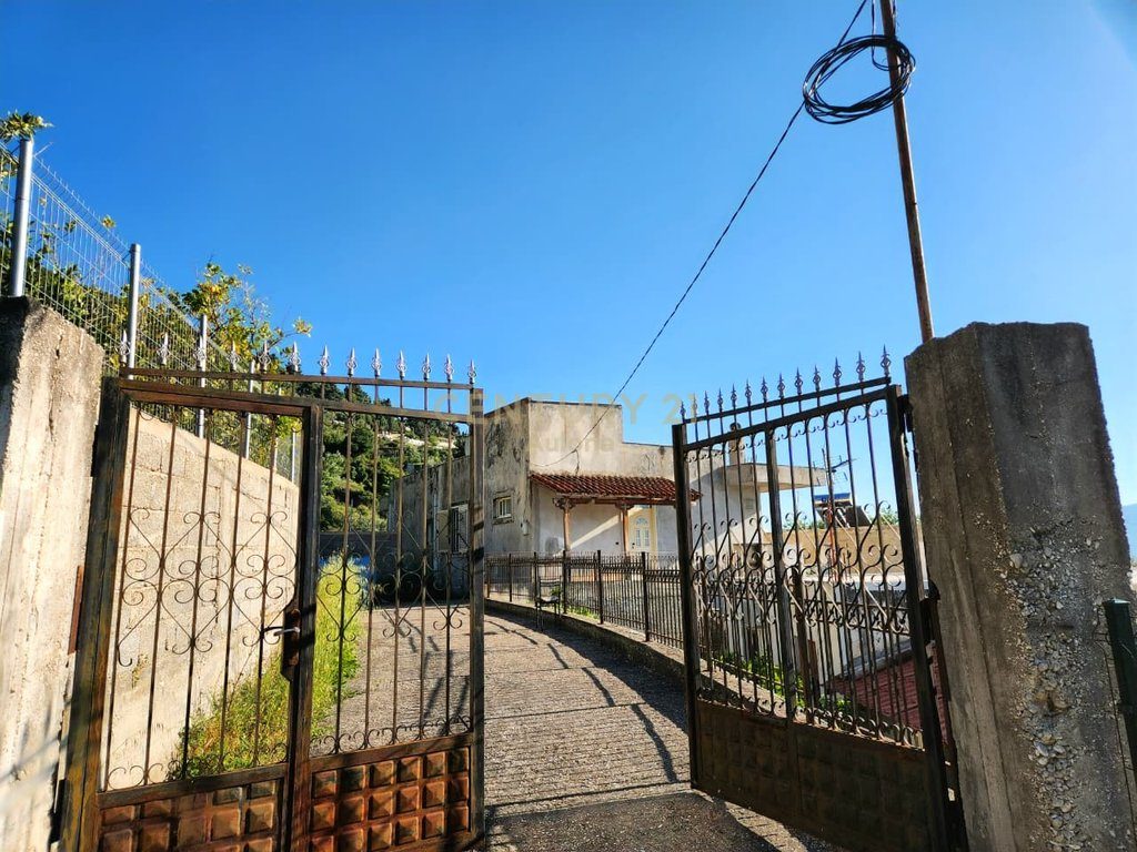 Ndërtesë me Pamje nga Deti në Shitje në Vlorë