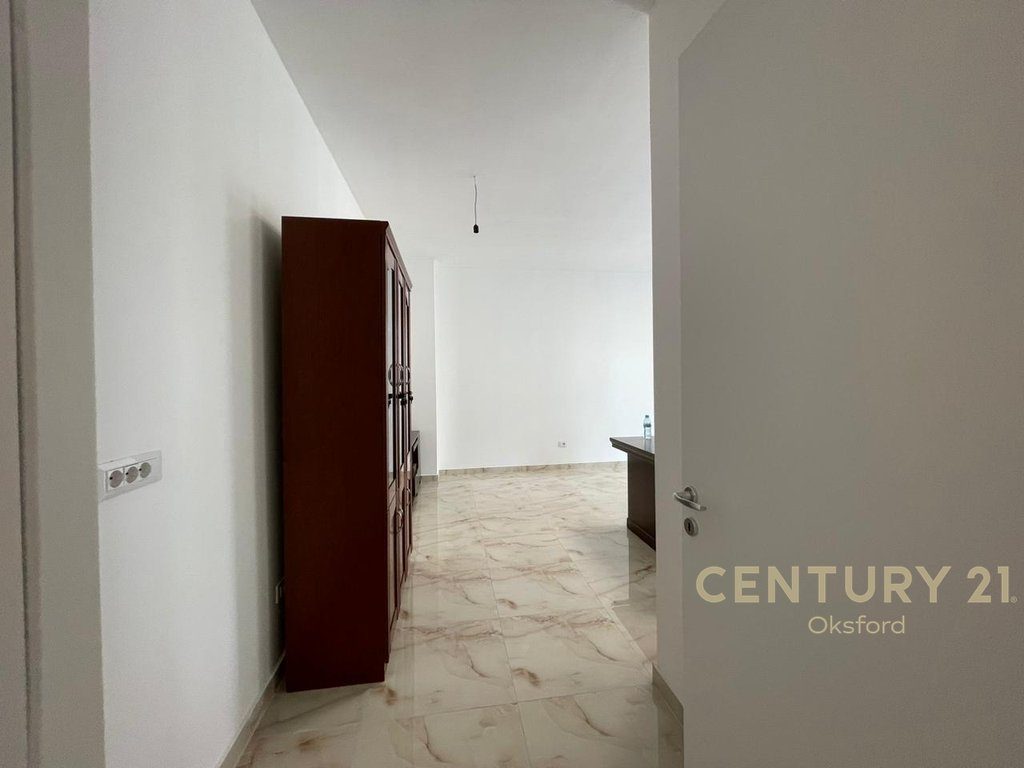JEPET ME QIRA APARTAMENT PER ZYRA 3+1 TE STACIONI I TRENIT