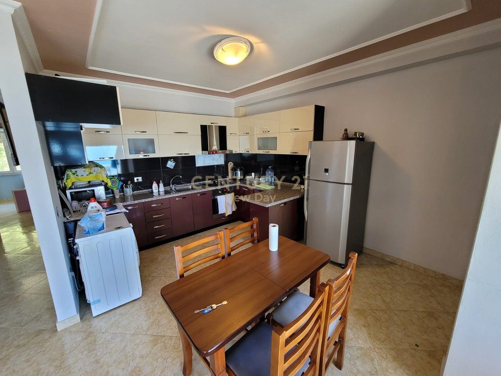 Shitet Apartament 2+1 me pamje Deti ne Currila  330,000€ | 110 m²