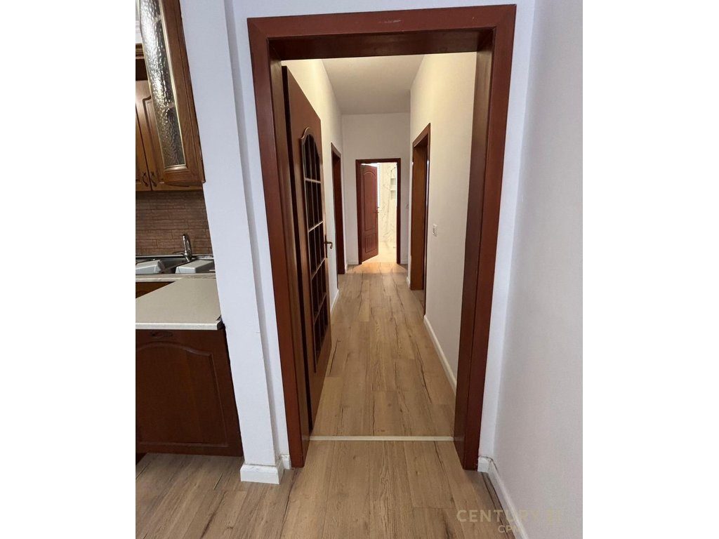 JEPET PER QIRA APARTAMENT 3+1+2 TEK 21 DHJETORI!