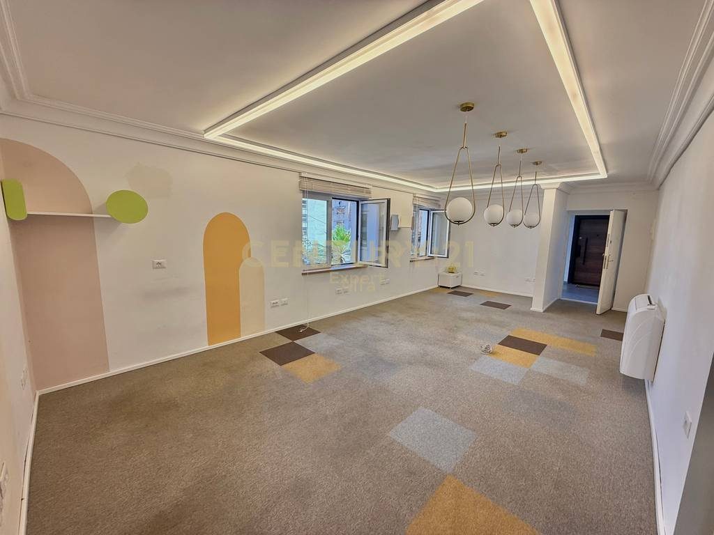 JEPET PER QIRA, AMBIENT ZYRASH - 130 M2, RRUGA E DURRESIT