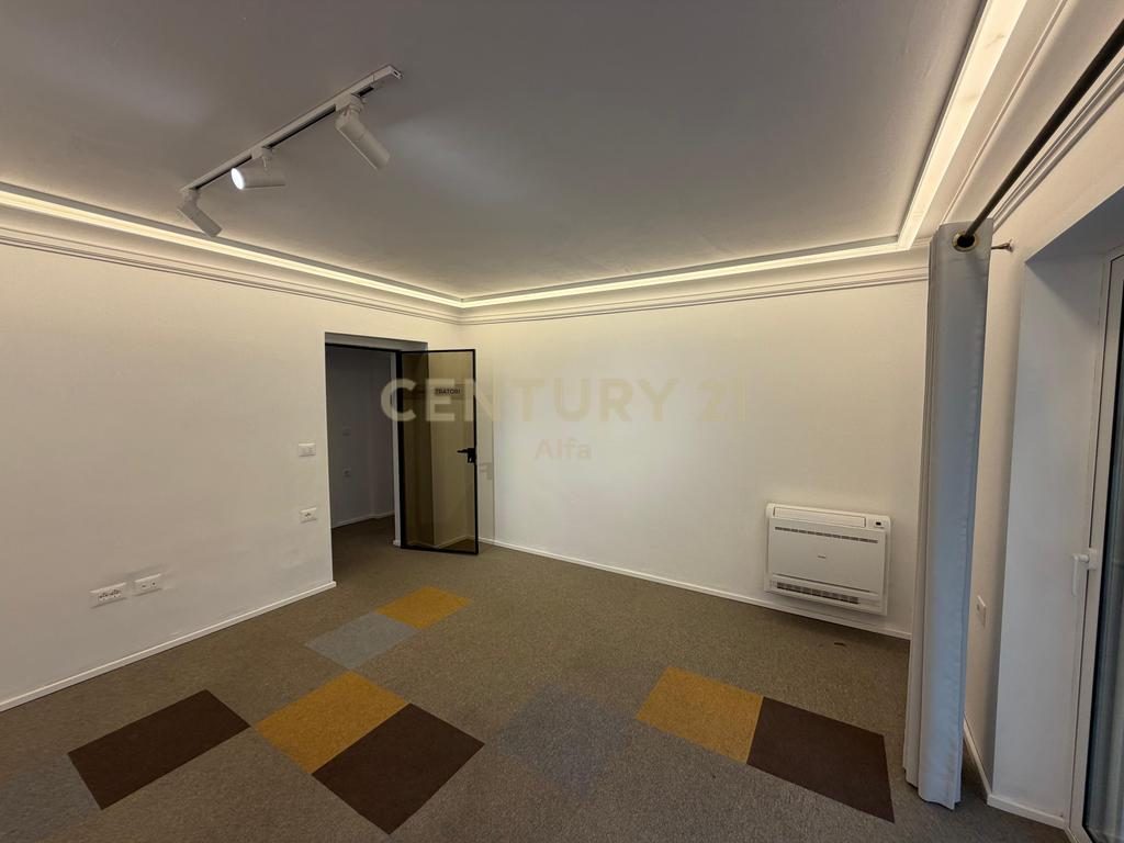 JEPET PER QIRA, AMBIENT ZYRASH - 130 M2, RRUGA E DURRESIT