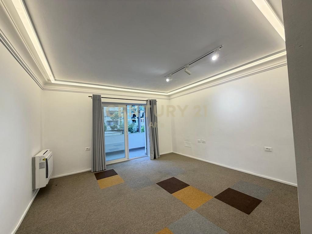 JEPET PER QIRA, AMBIENT ZYRASH - 130 M2, RRUGA E DURRESIT