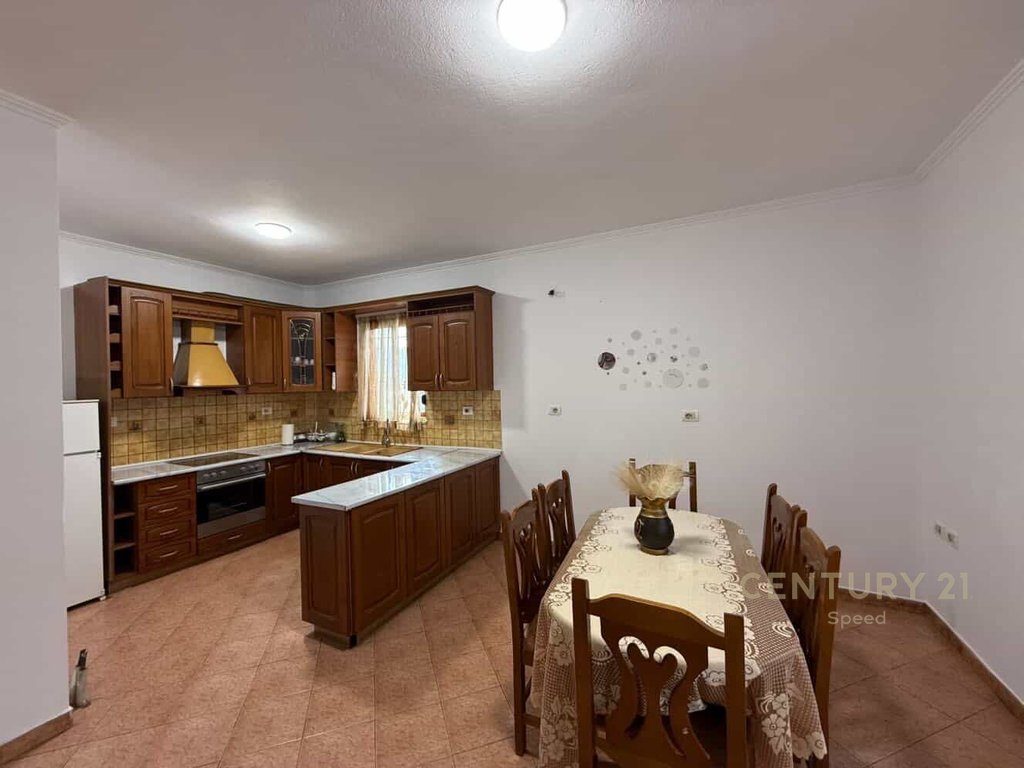 Jepet me qira apartament 2+1+2 në zonën e Pallatit me Shigjeta, pranë Tregut të Ri!