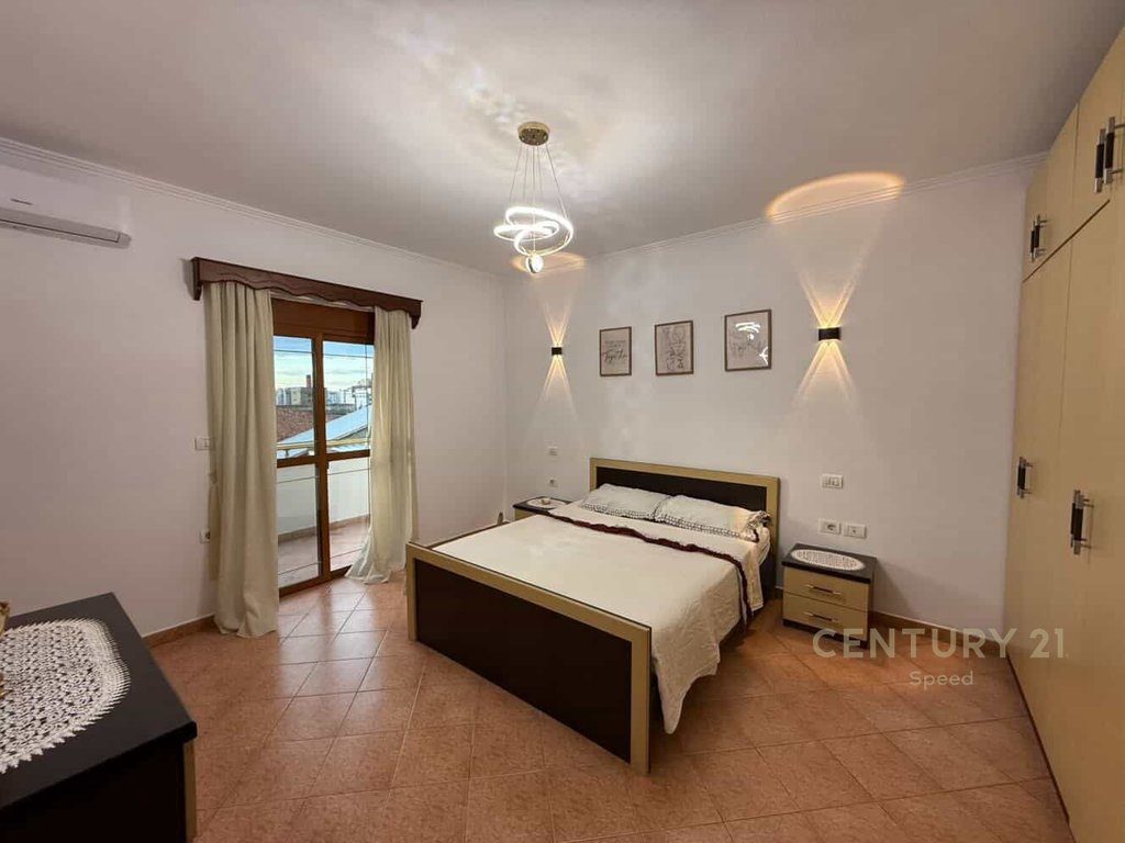 Jepet me qira apartament 2+1+2 në zonën e Pallatit me Shigjeta, pranë Tregut të Ri!